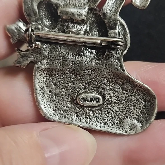 Festive Cat and Stocking Brooch - Picture 3 of 5